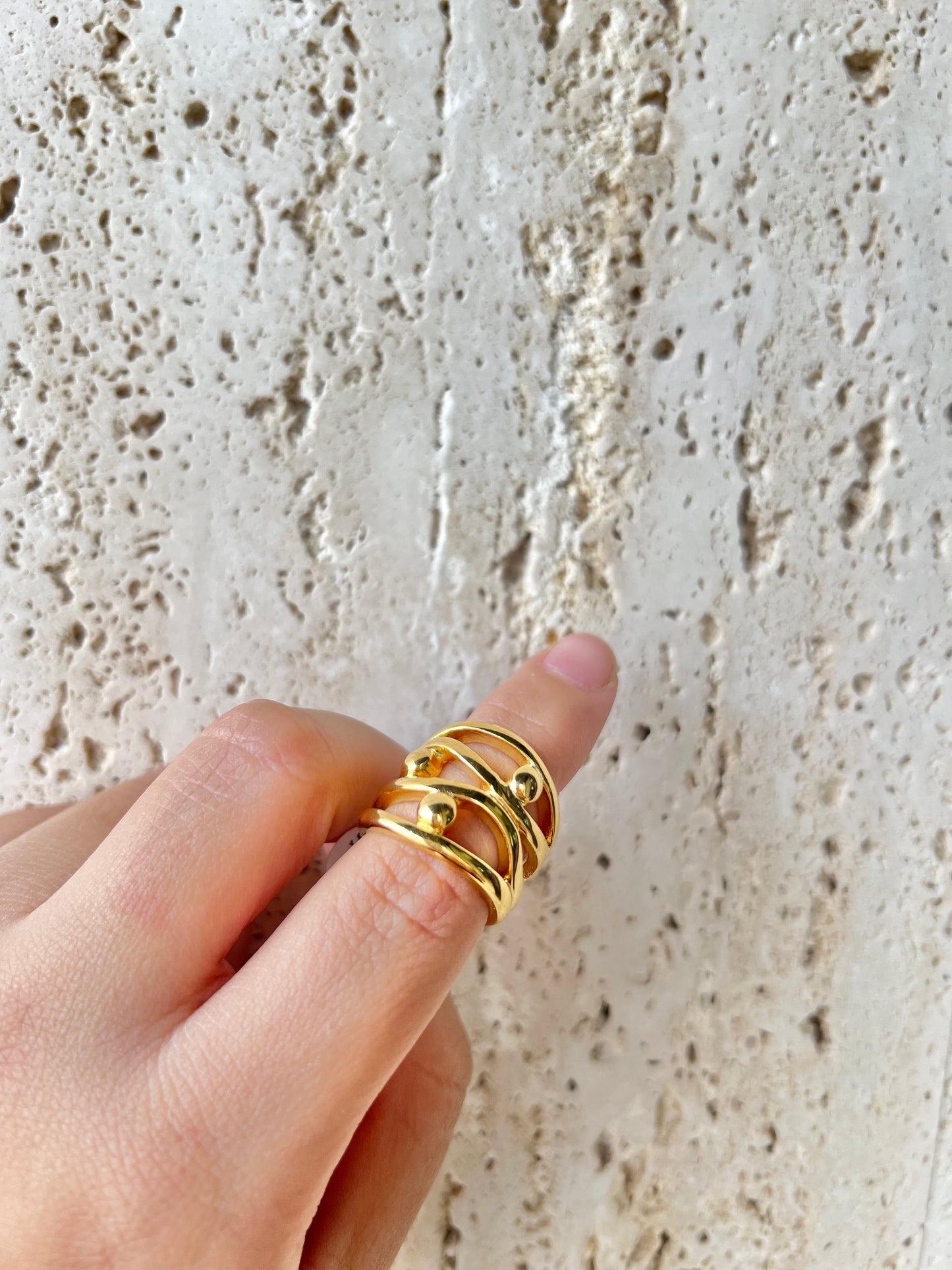Wave ball ring