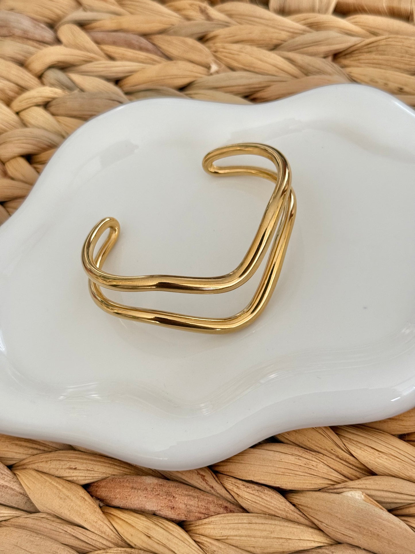Curves golden cuff