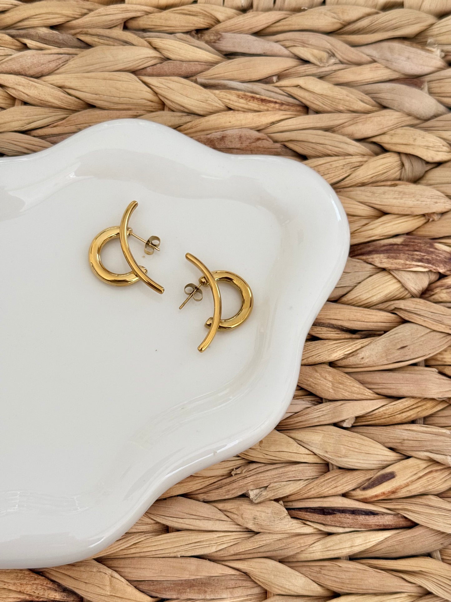 Split gold earrings