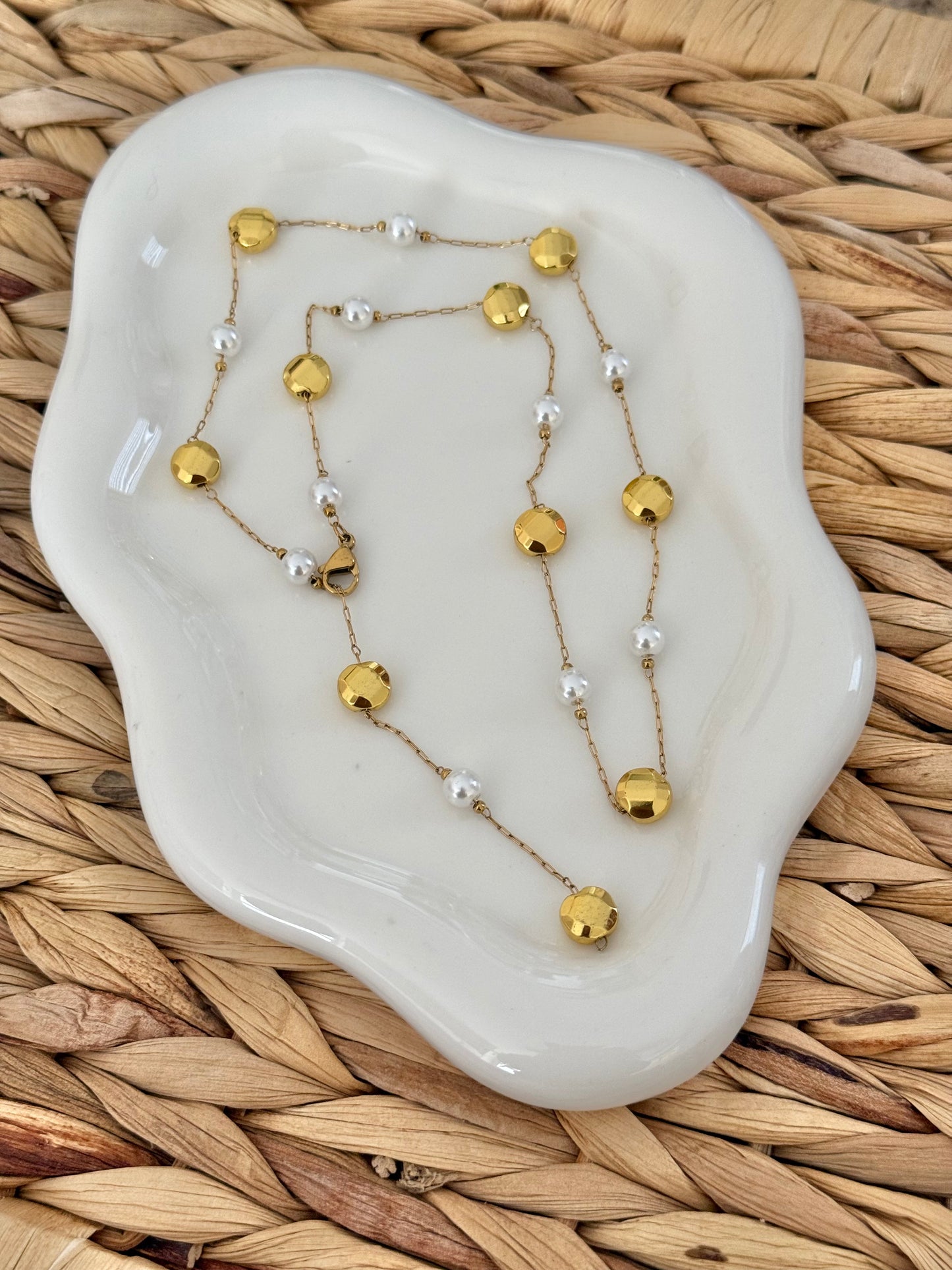 Round pearl necklace