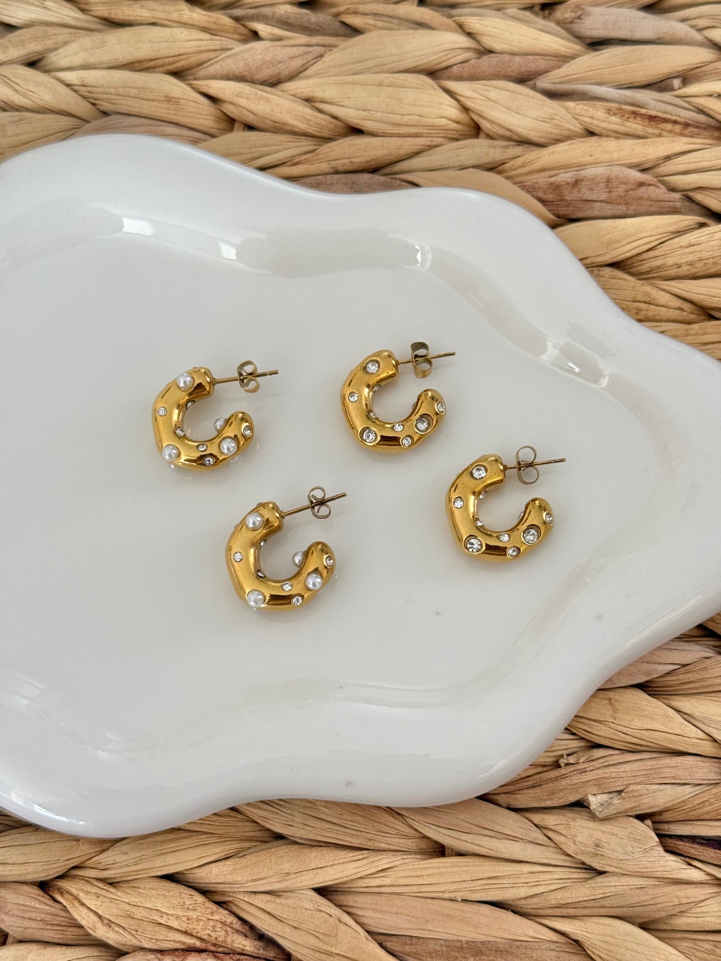 Dots clear earrings