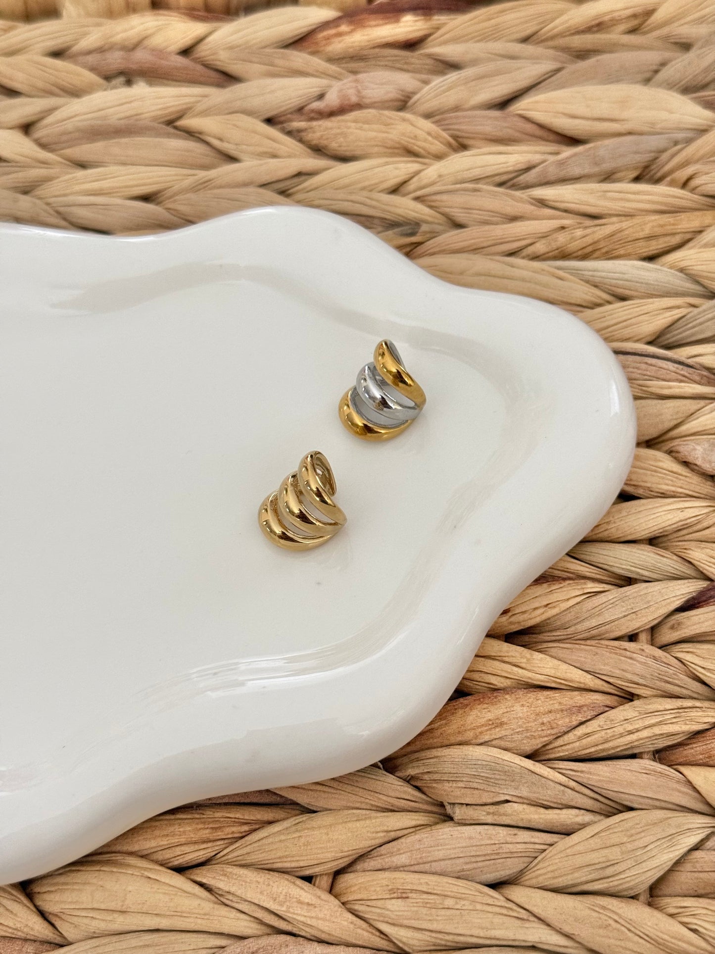 Lines double tone ear cuff