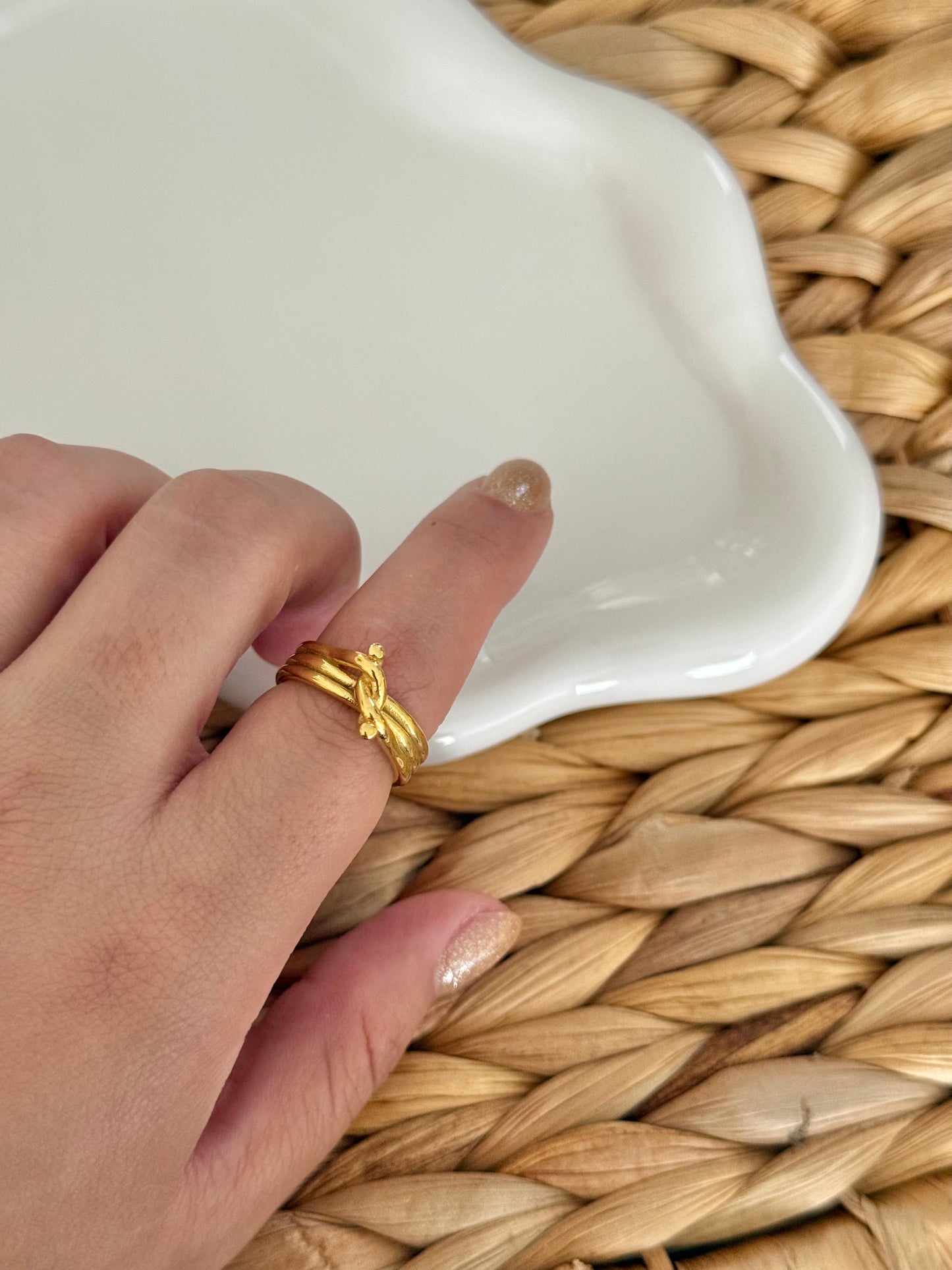 Knot gold ring