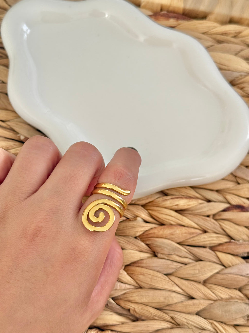 Spiral gold ring