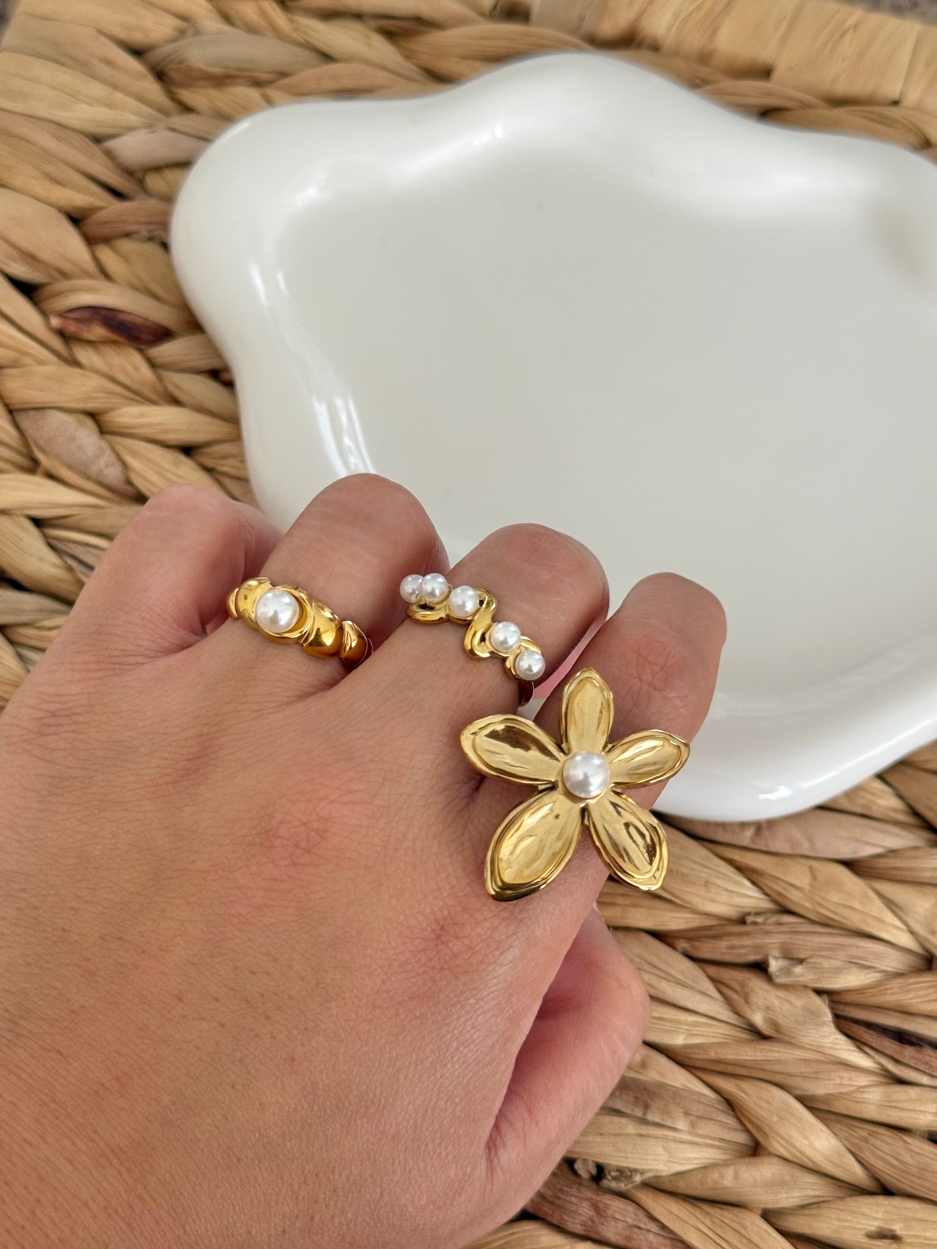 Big daisy ring