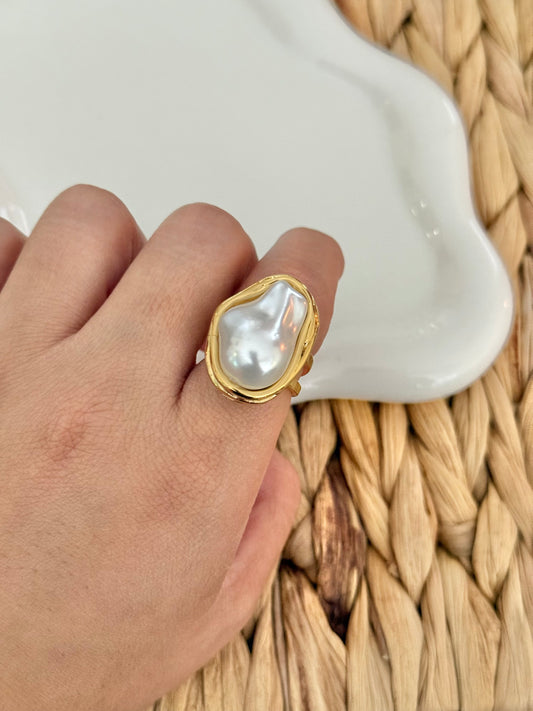 Pearly rock ring
