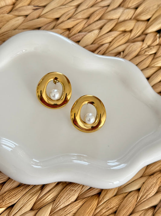 Circular pearl stud