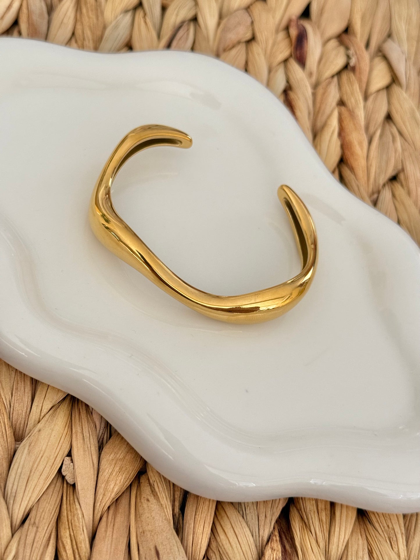 Curve gold cuff