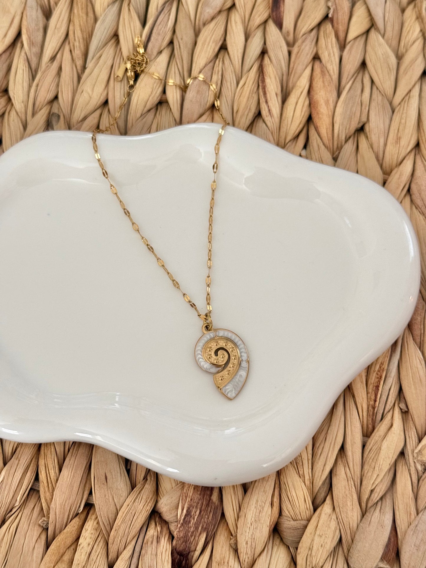 Snail white necklace