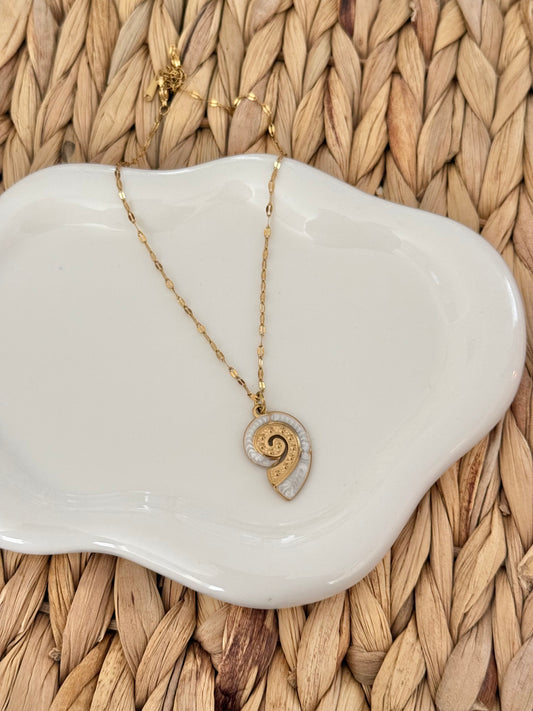 Snail white necklace