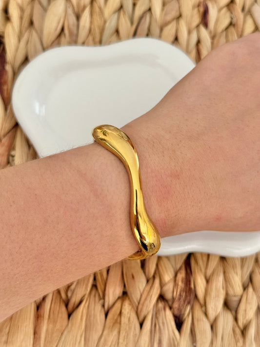 Curve gold cuff