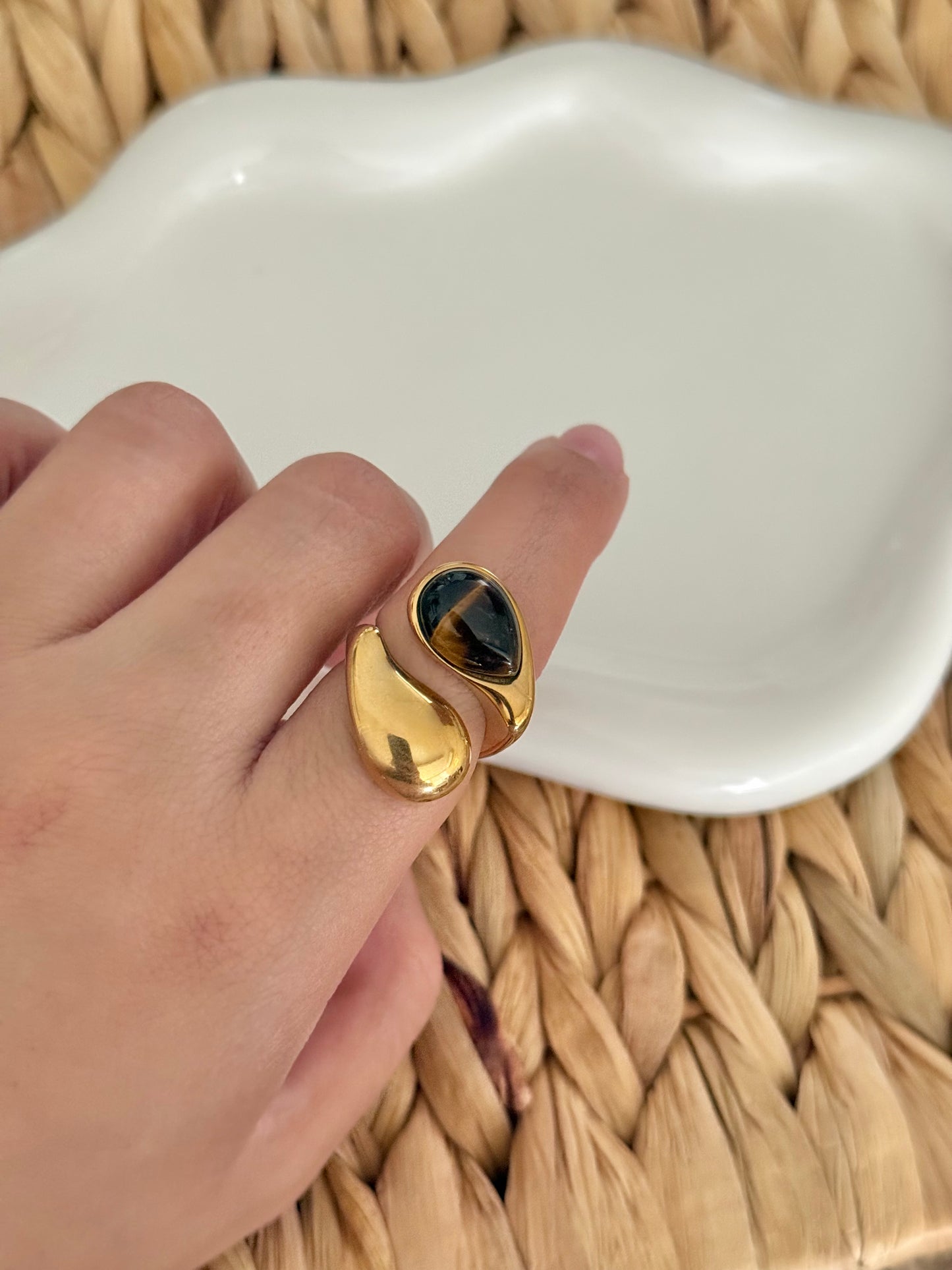Ojo de tigre & pearl ring
