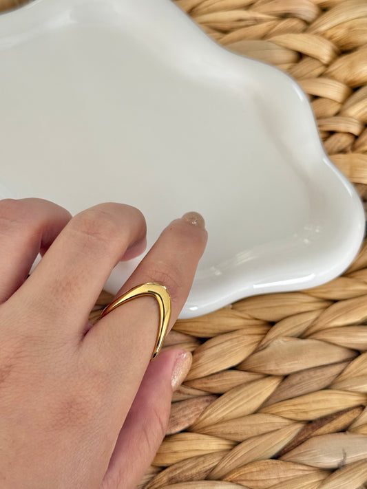 V gold ring