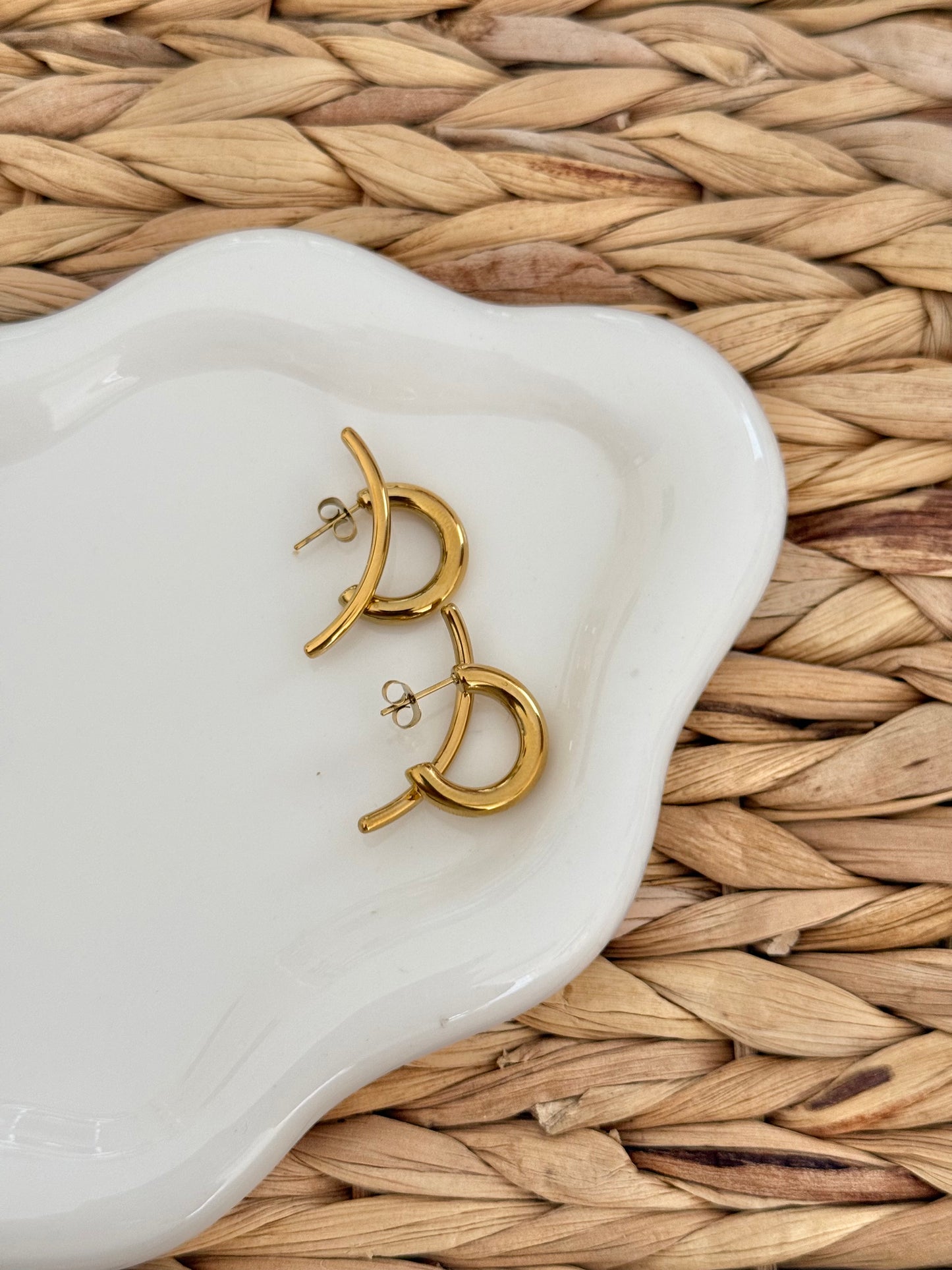 Split gold earrings