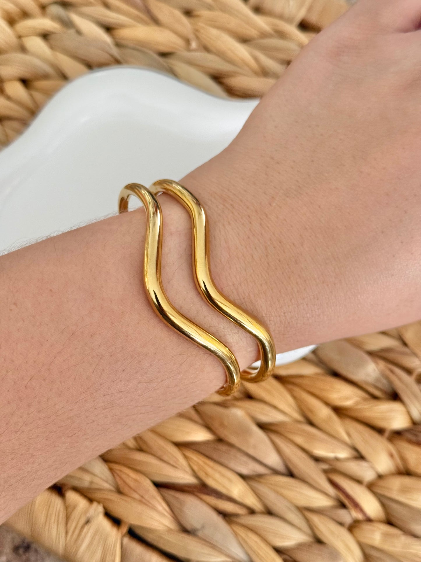 Curves golden cuff