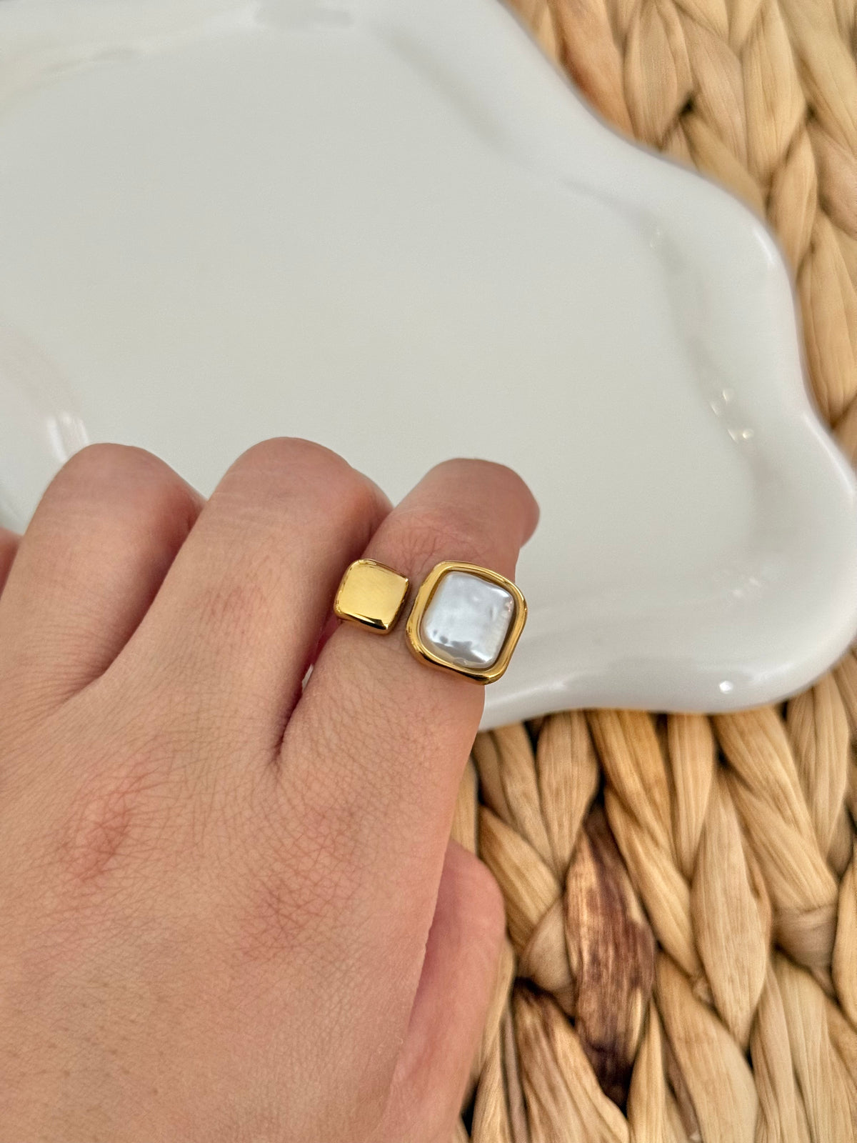 Pearly square ring