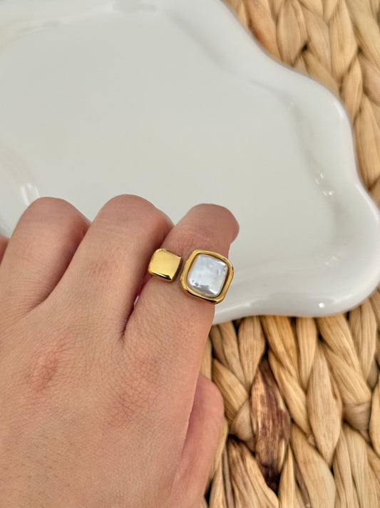 Pearly square ring