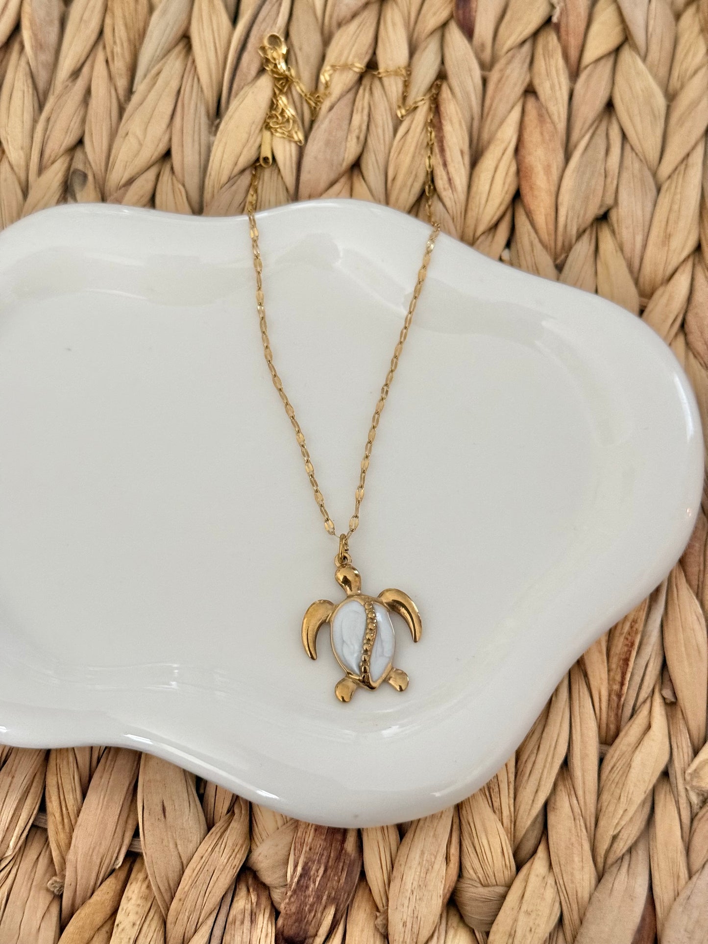 Tortoise white necklace