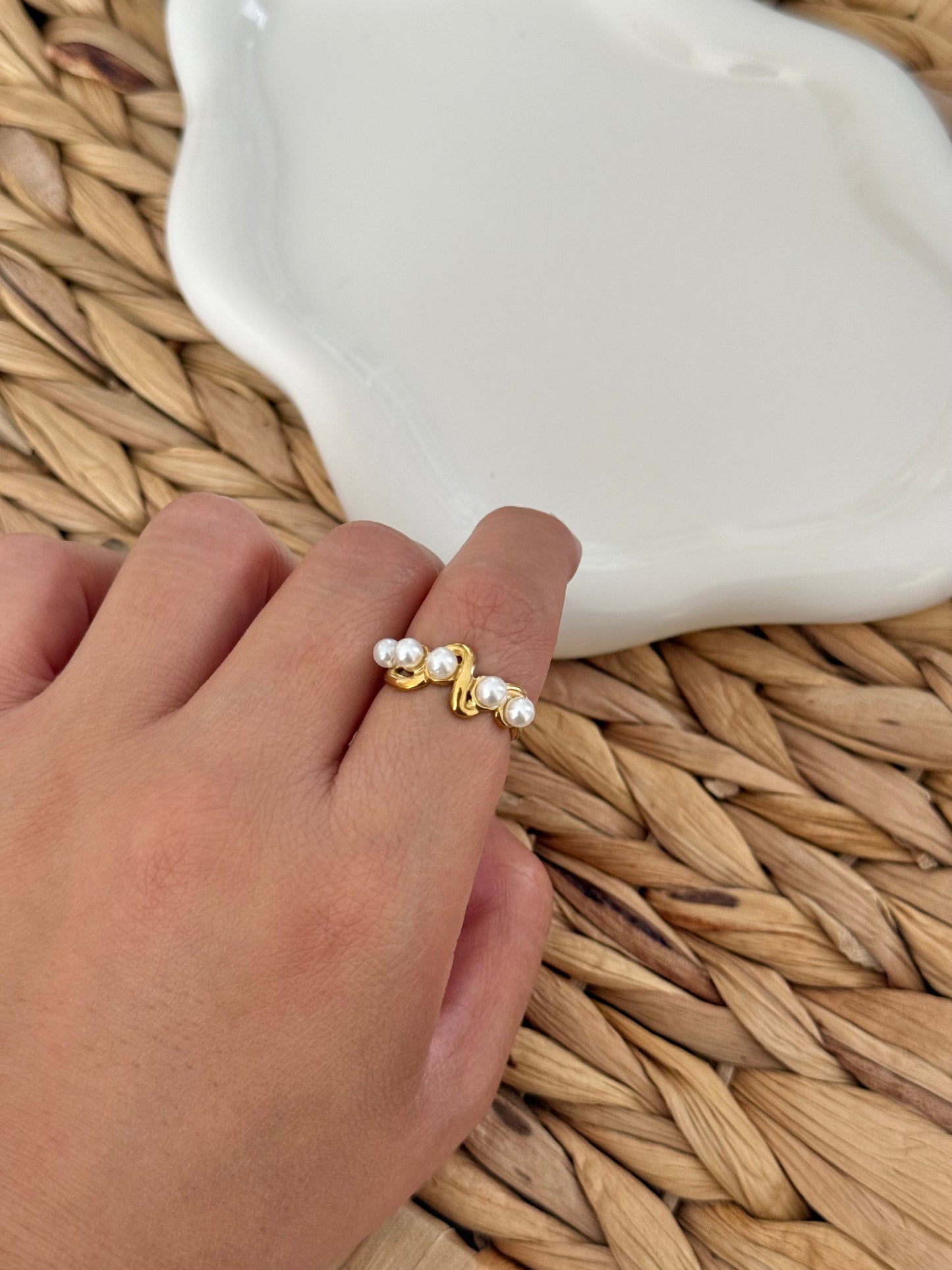 Pearl curves ring
