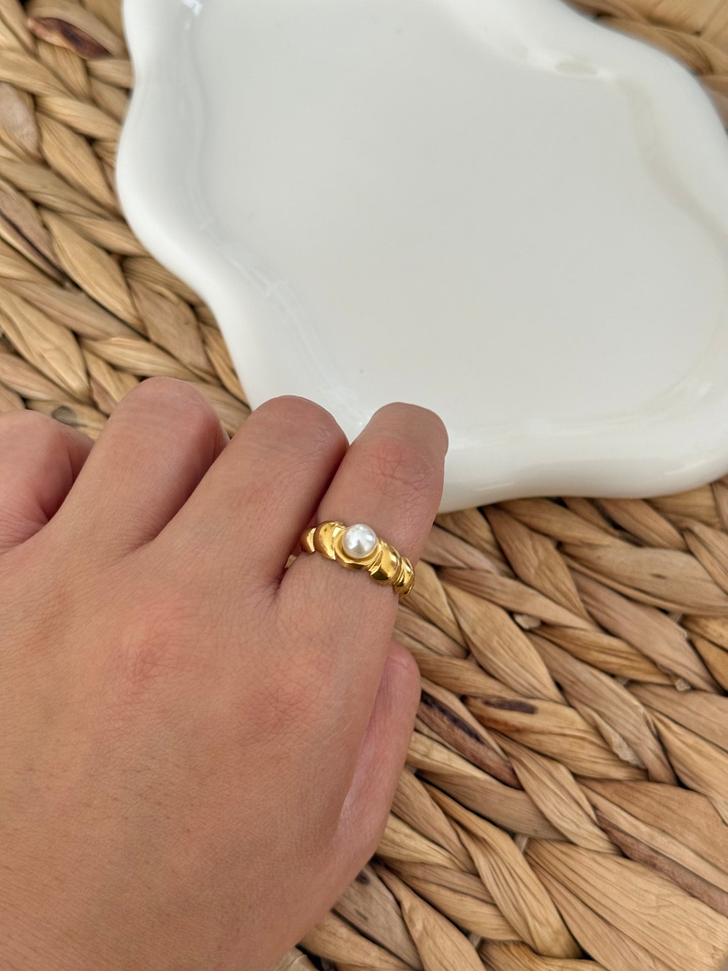 Twist pearl ring
