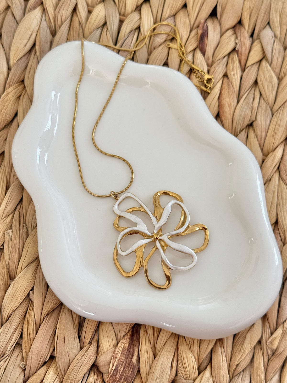 Daisy white necklace