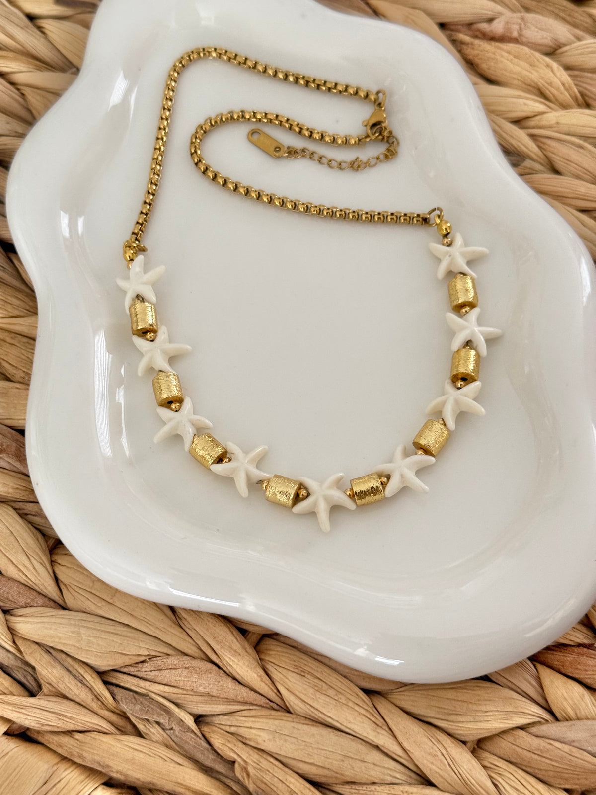 Starfish line white necklace