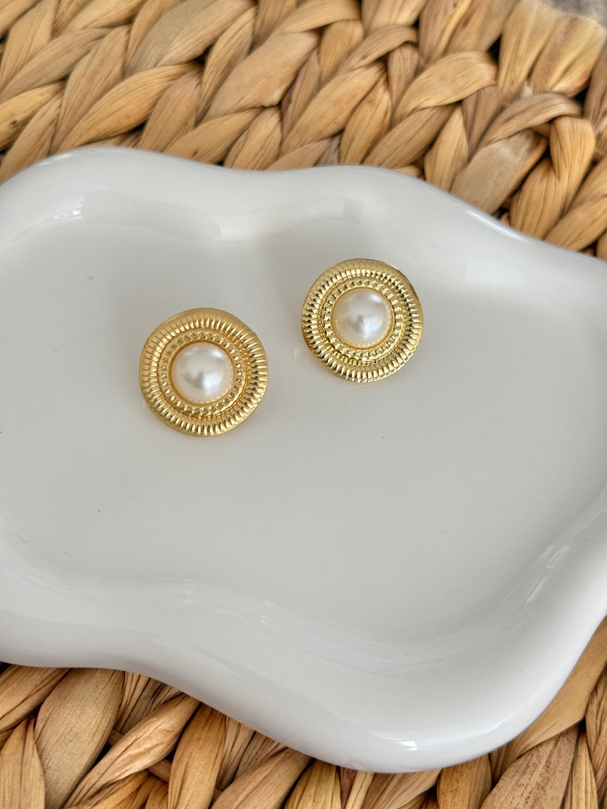 Round pearl stud