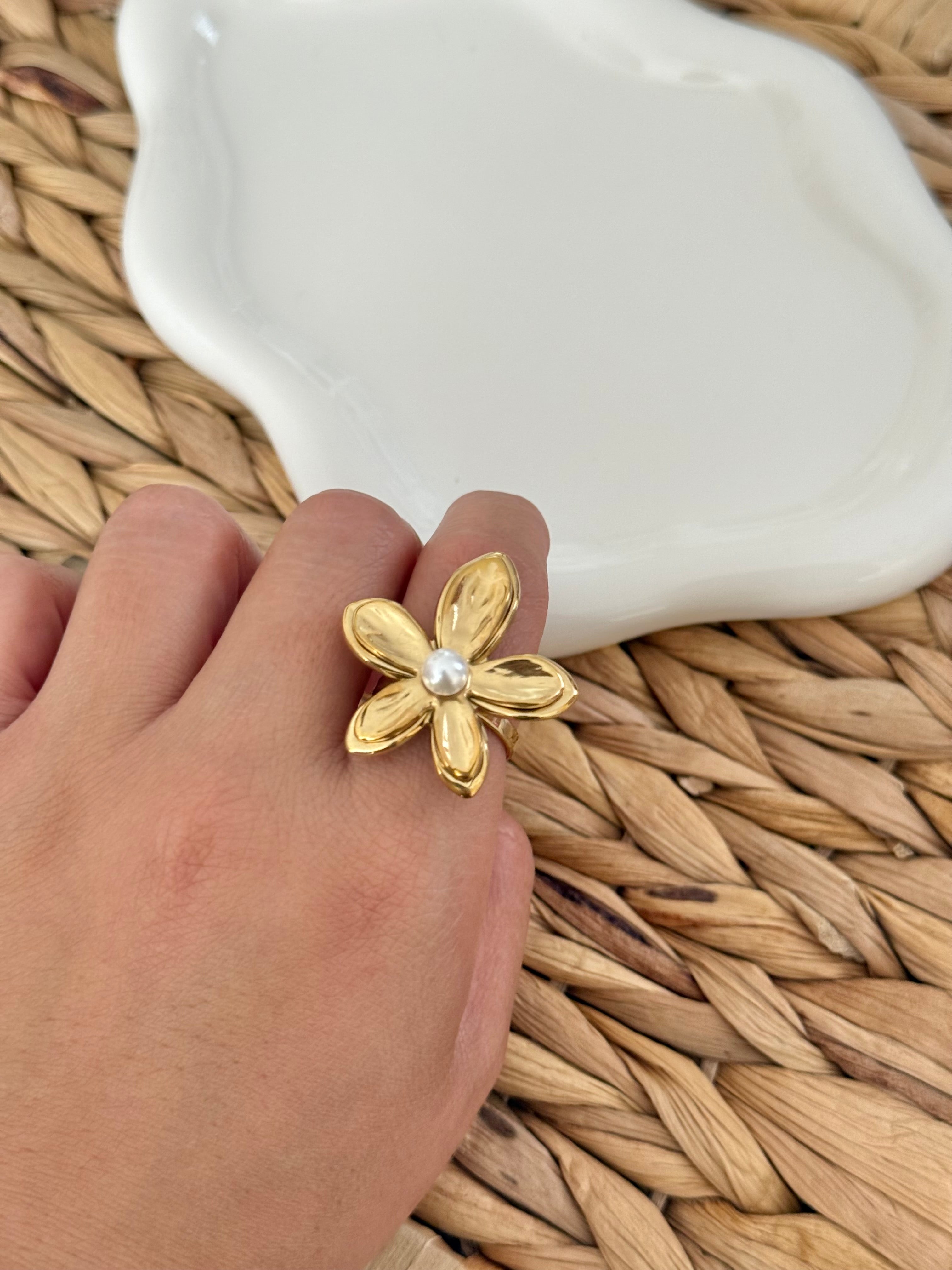 Big daisy ring