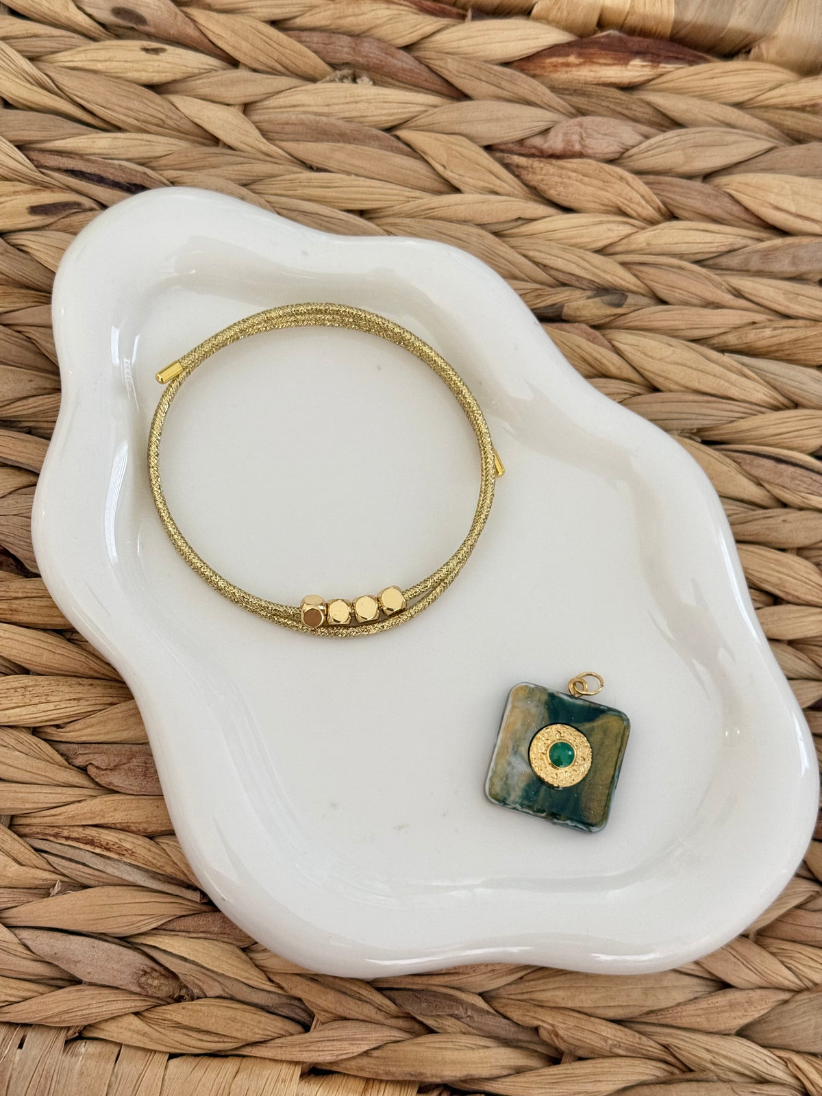 Magnetic gold fall necklace