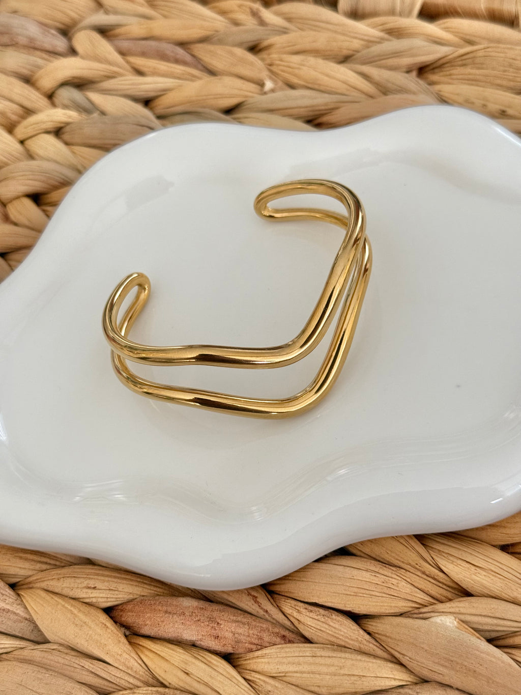 Curves golden cuff