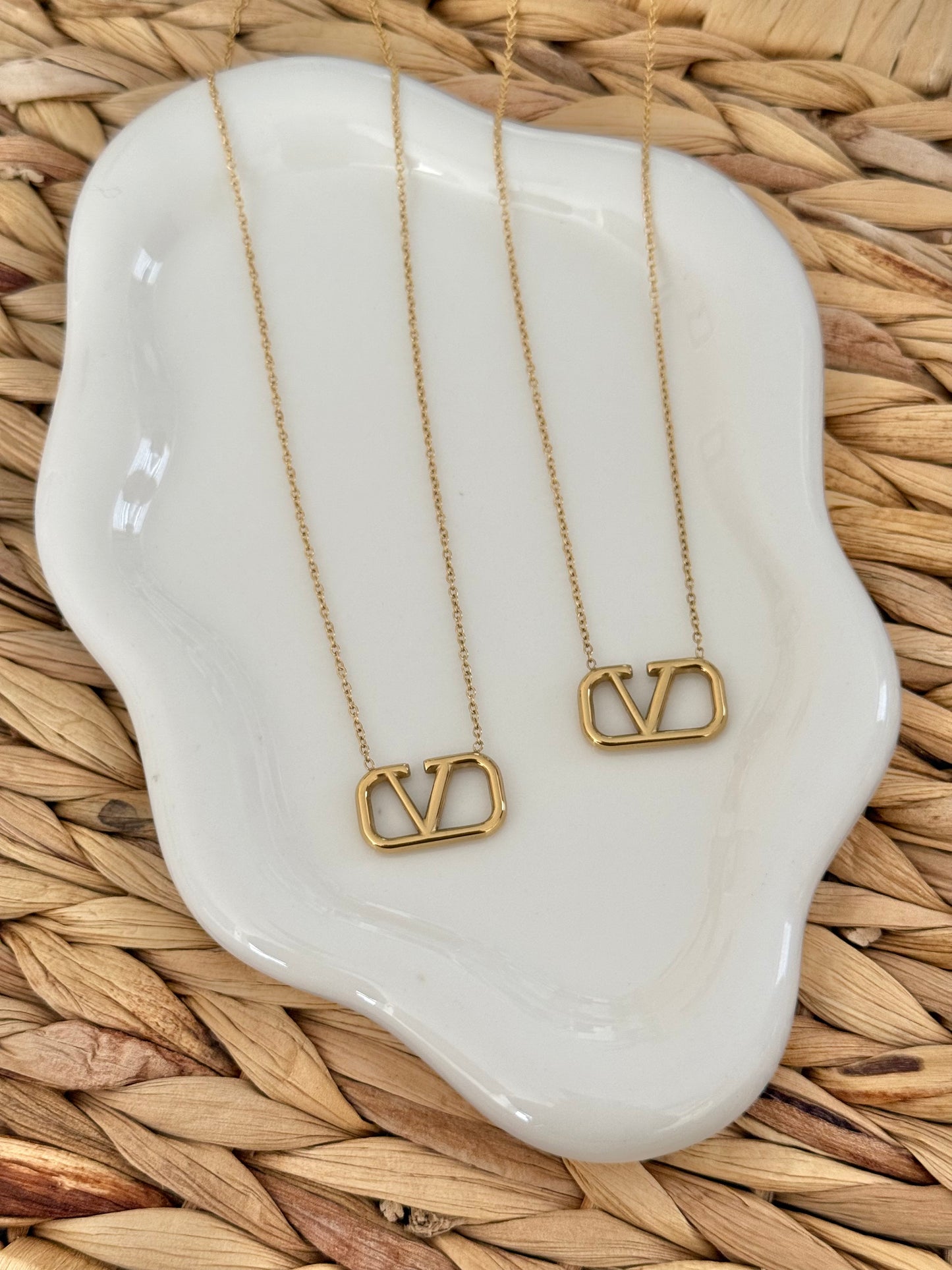 V gold necklace