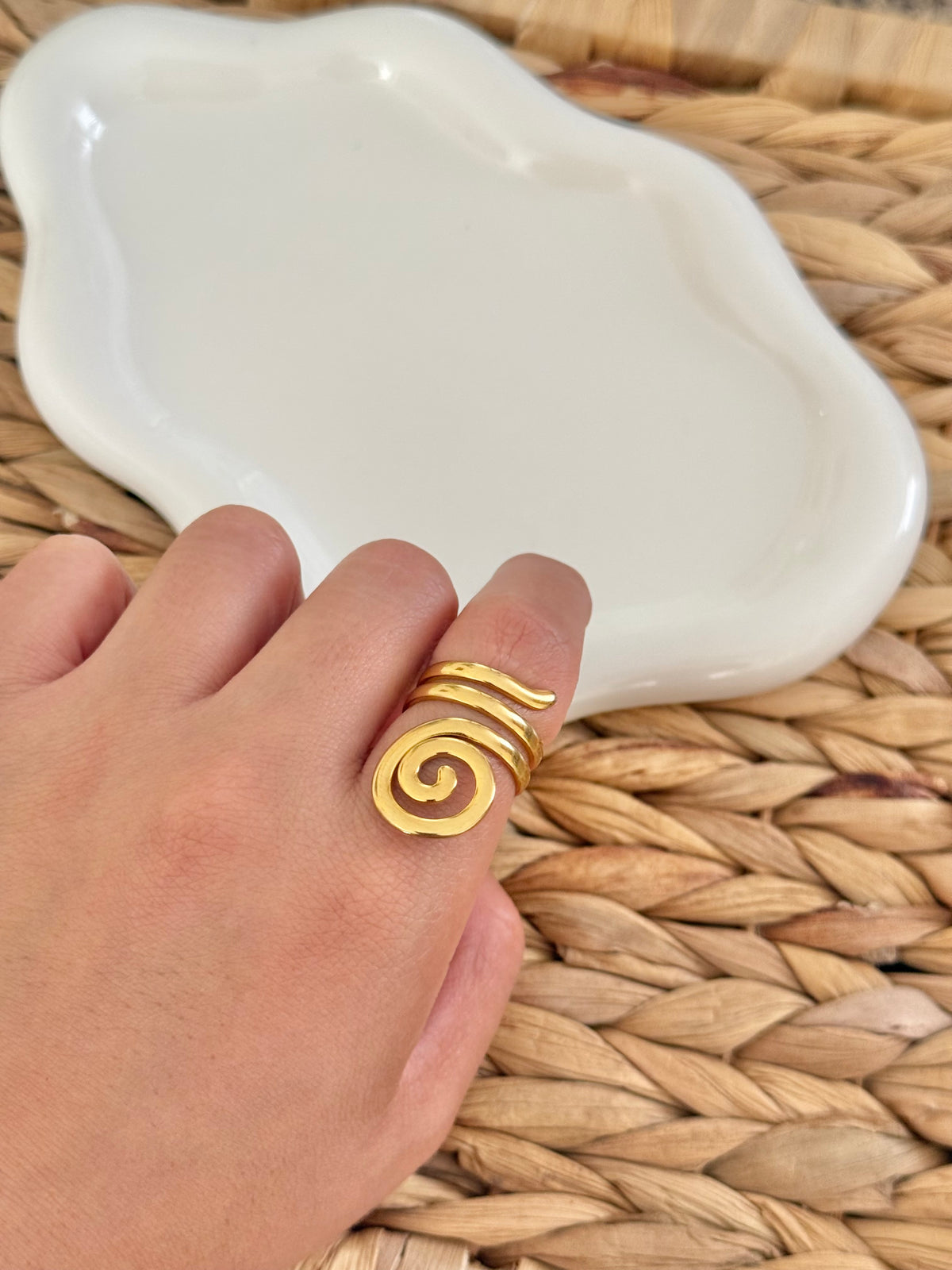 Spiral gold ring