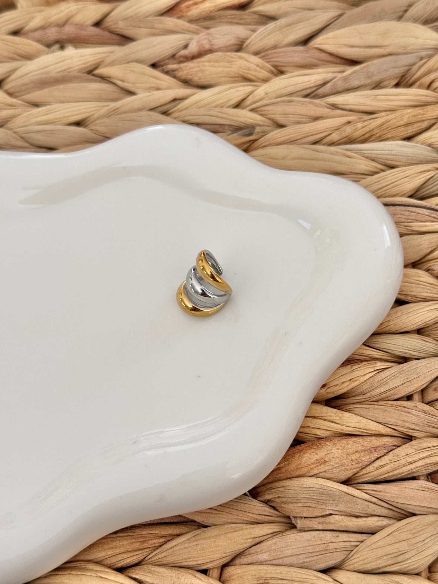 Lines double tone ear cuff