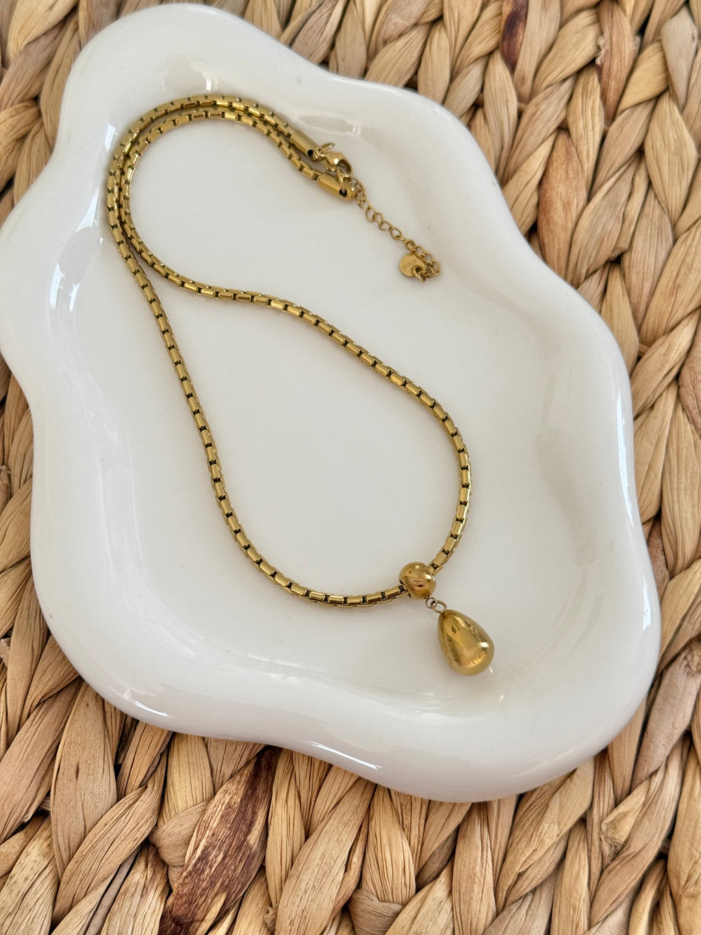 Drop gold necklace