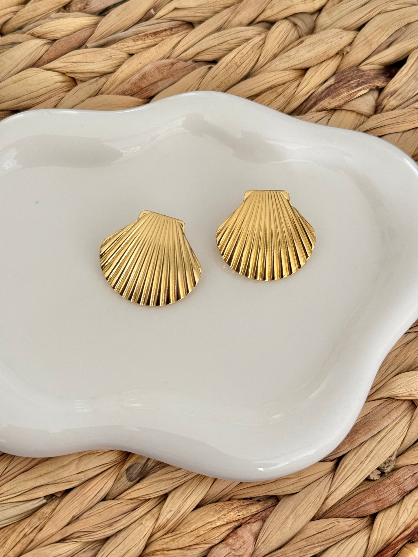 Shell gold stud