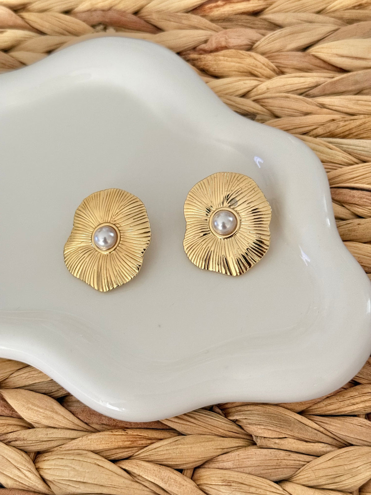 Flower pearl earrings
