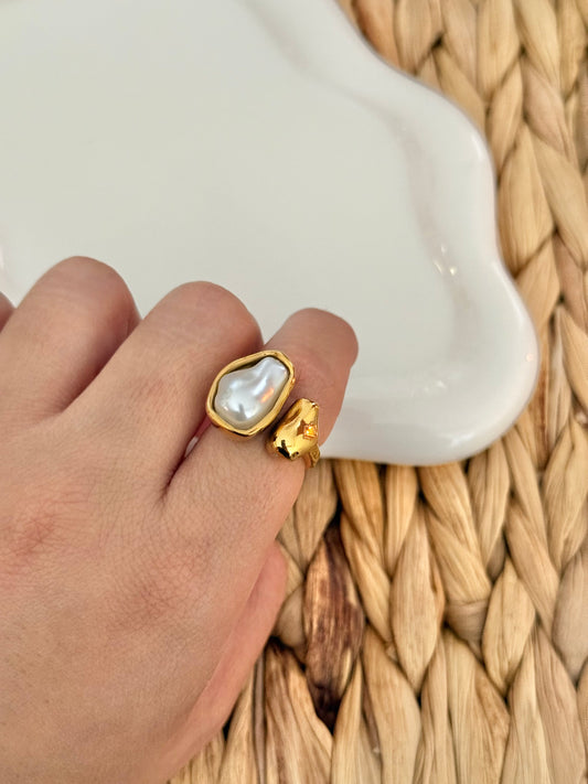 Pearly curve ring