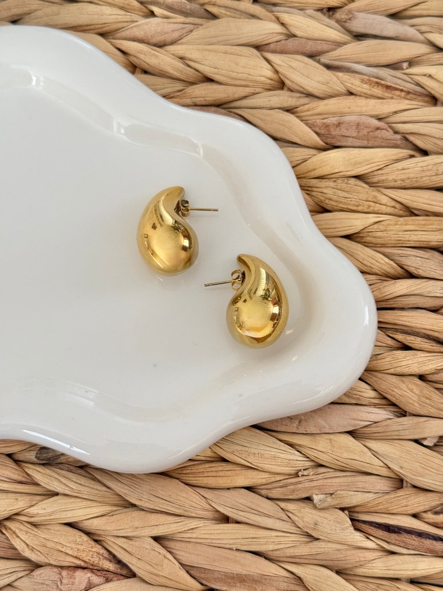 Drop gold earrings