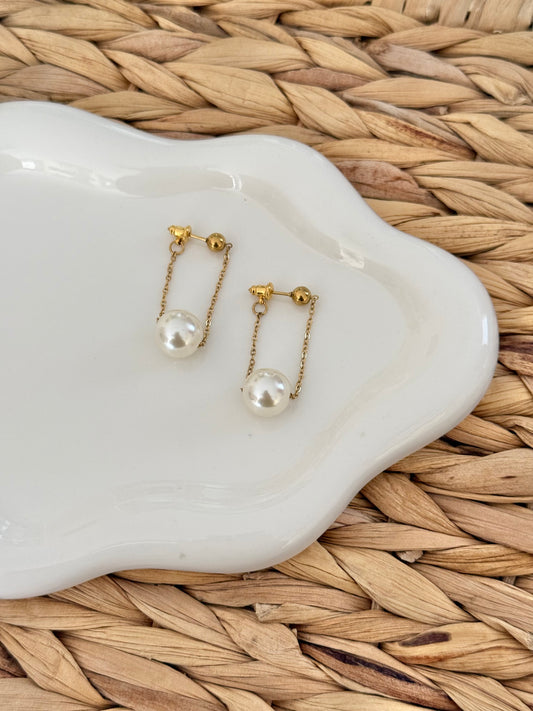Lustre pearl earrings