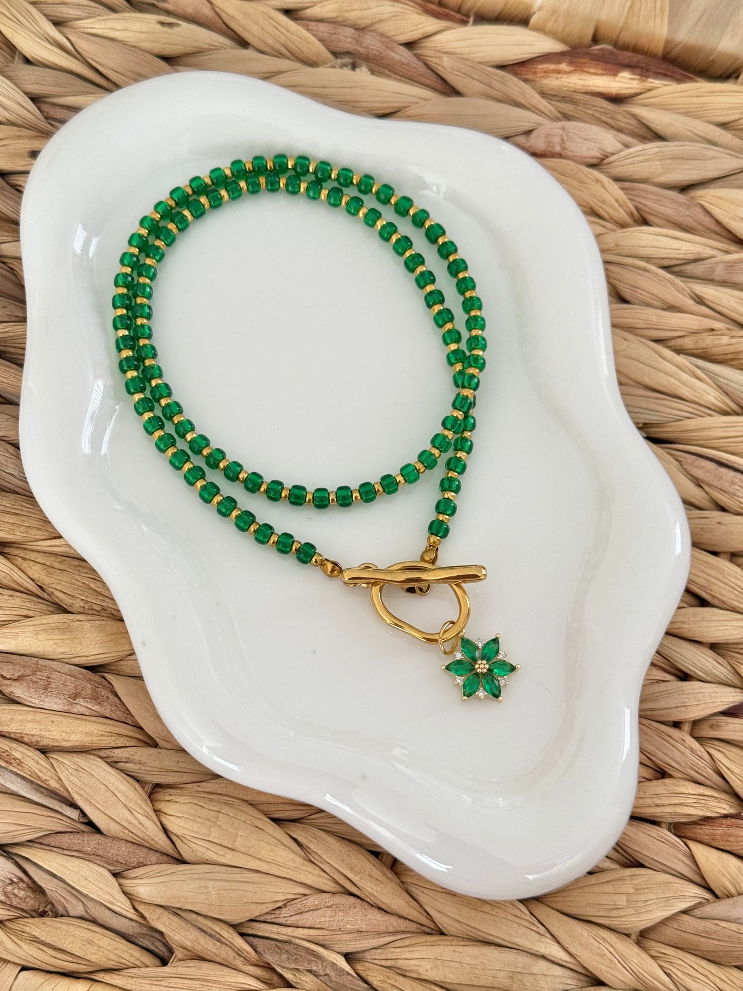 Green daisy necklace