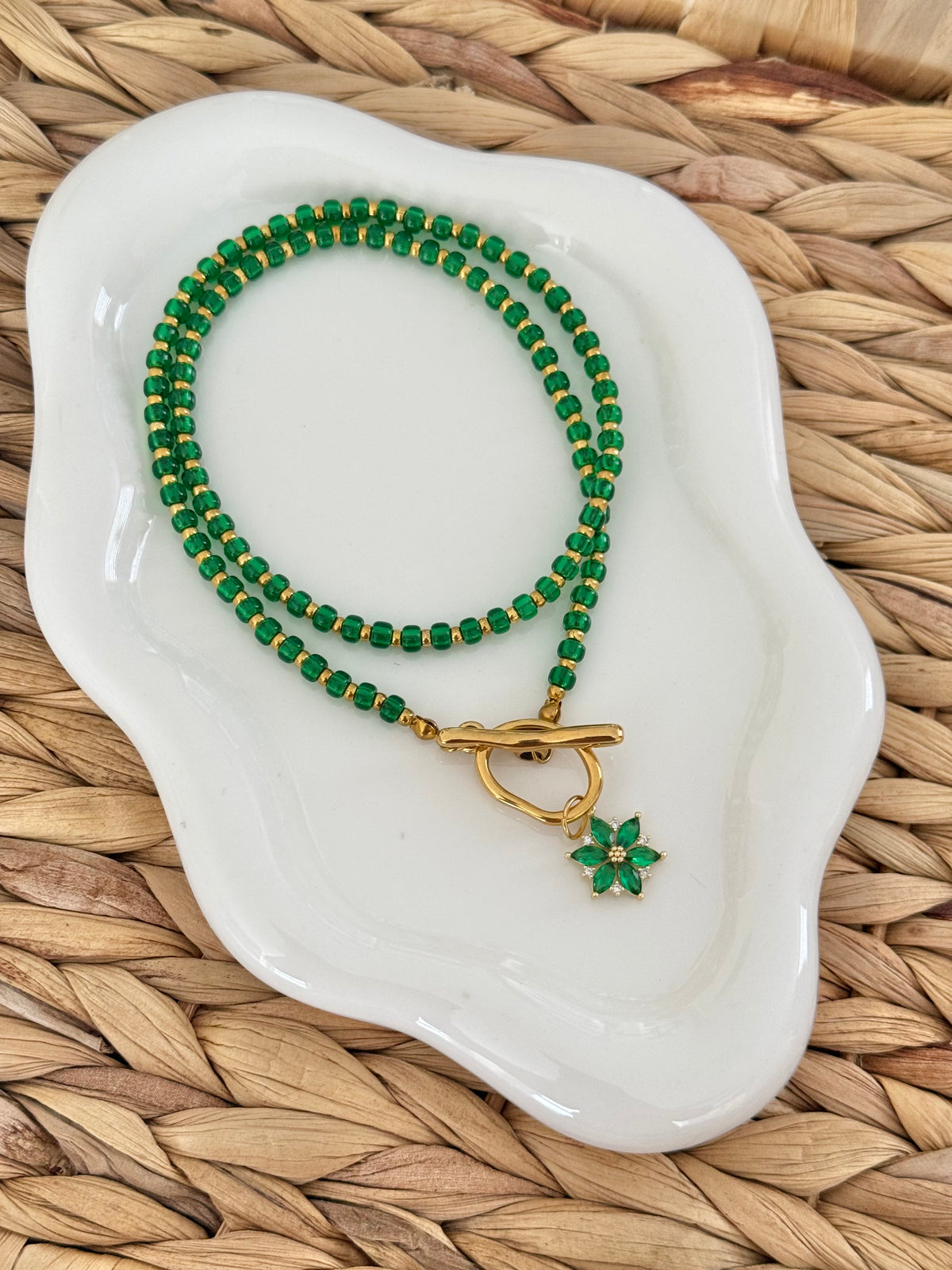 Green daisy necklace