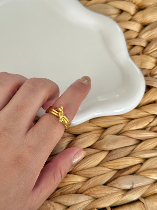 Knot gold ring