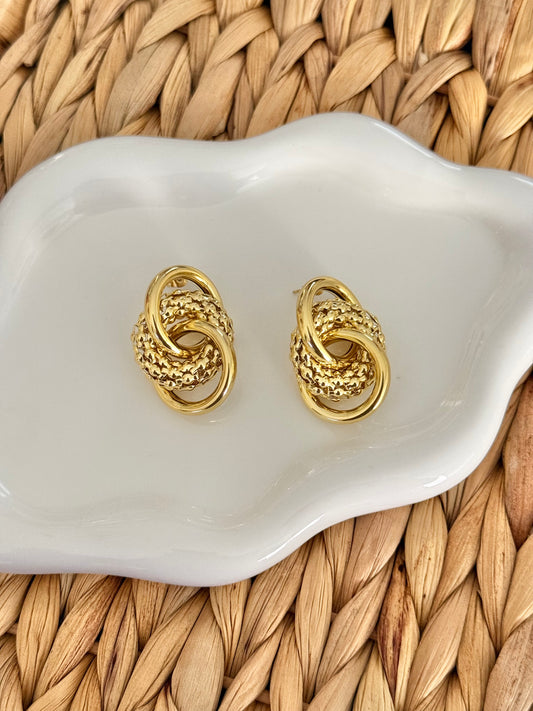 Intertwined link gold